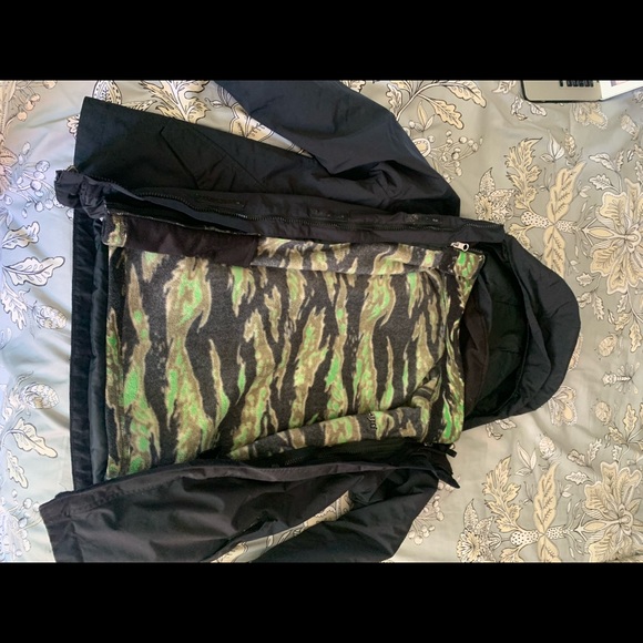 Amazing boys sz M Burton ski coat in good used condition. - Picture 2 of 5